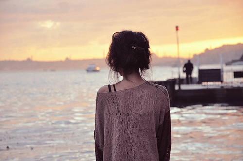 女孩不是用来给你人生涨经验值的，是用来疼的。